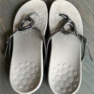 Vionic flip flops